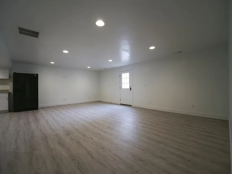 7042 W Knowley Rd — Photo 3