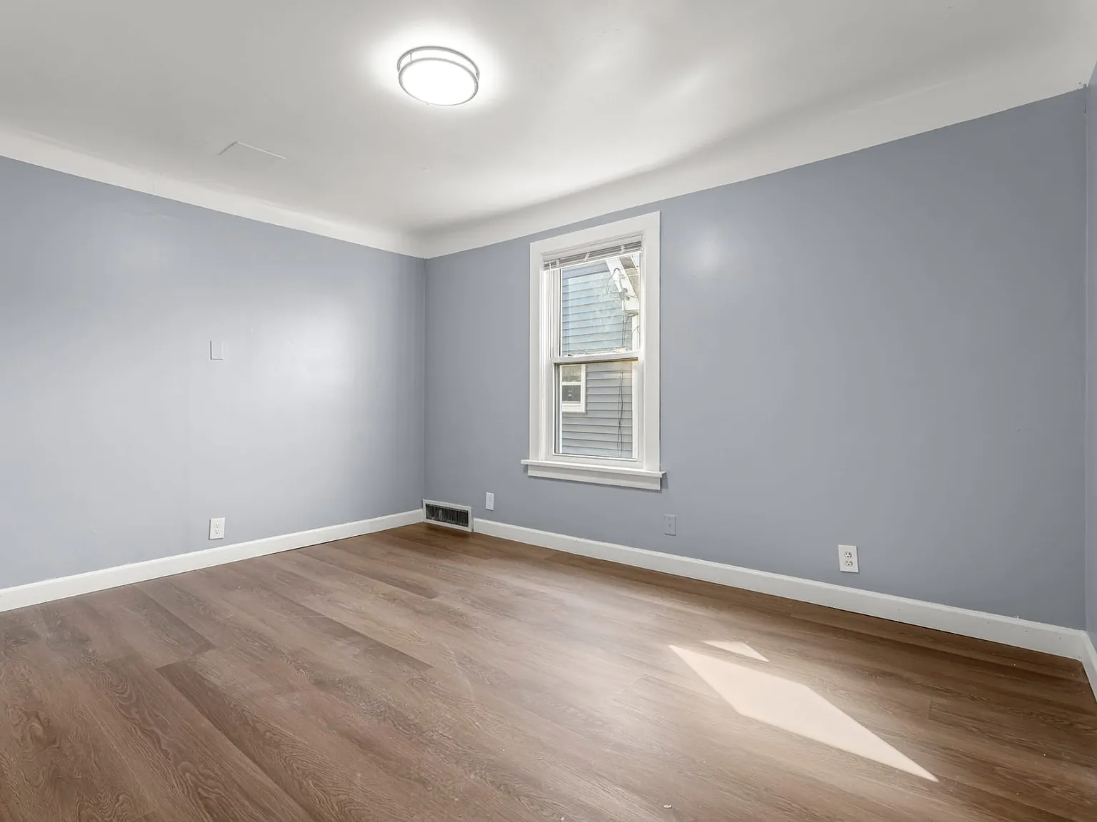3 bed, 1300 sqft, $2,195 — Photo 3