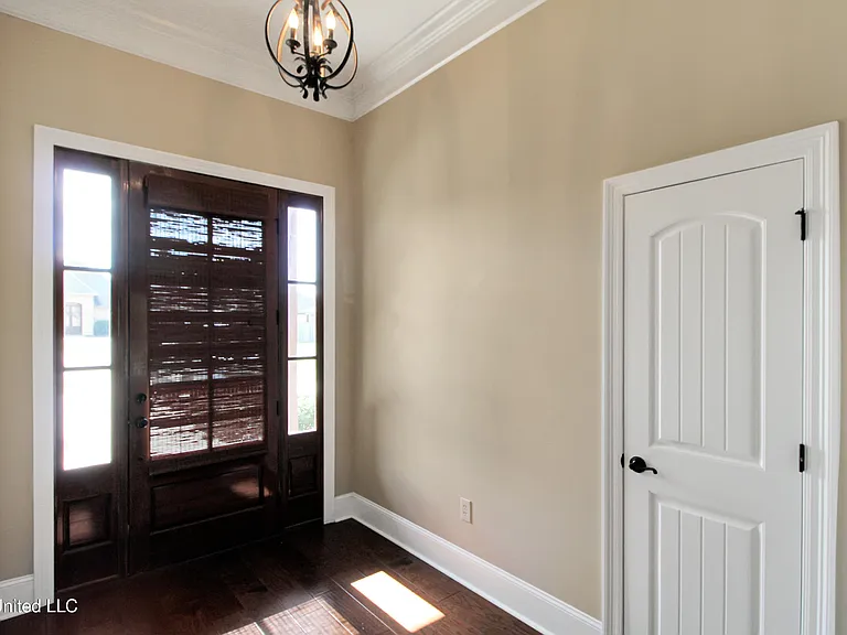 114 Huber St — Photo 3