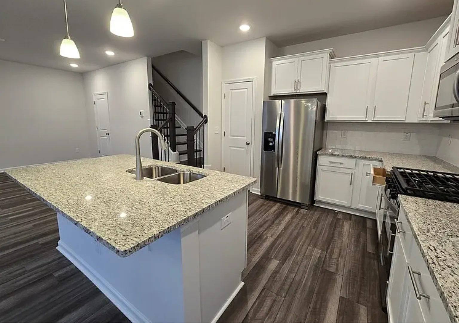 Modern Like-new 3 bedroom 2.5 bath townhouse in Jamestown w/2-car garage — Photo 3