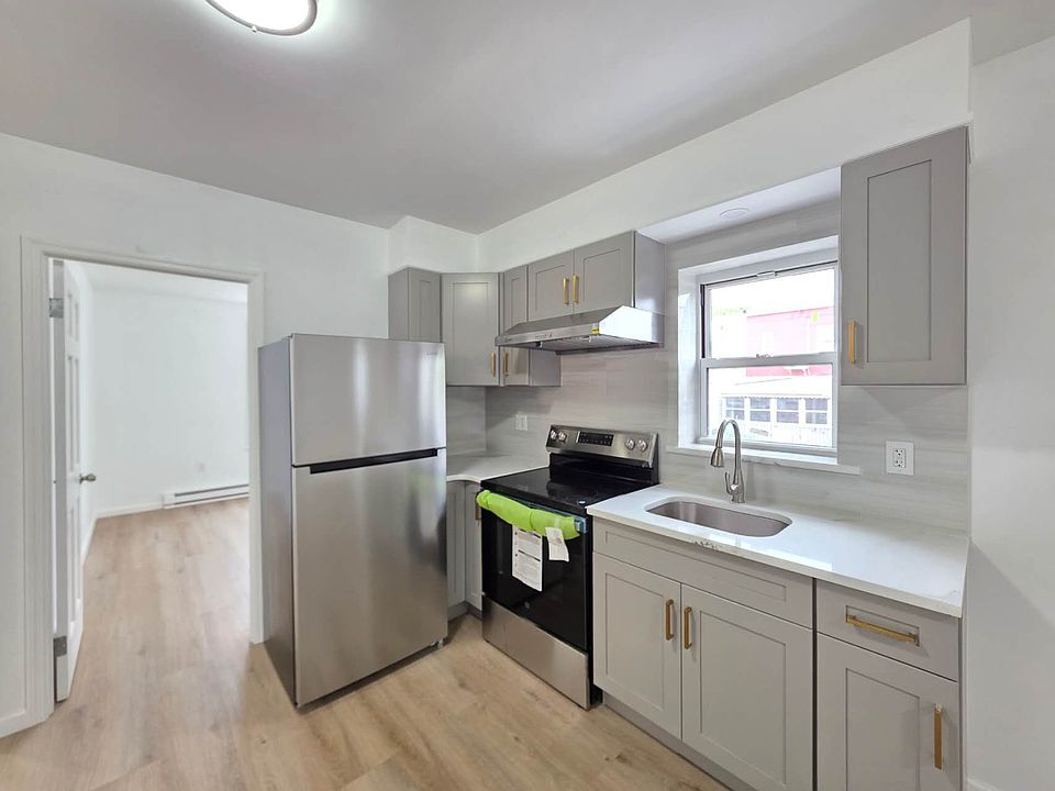 1st image of 2016 Coyle St Floor 1