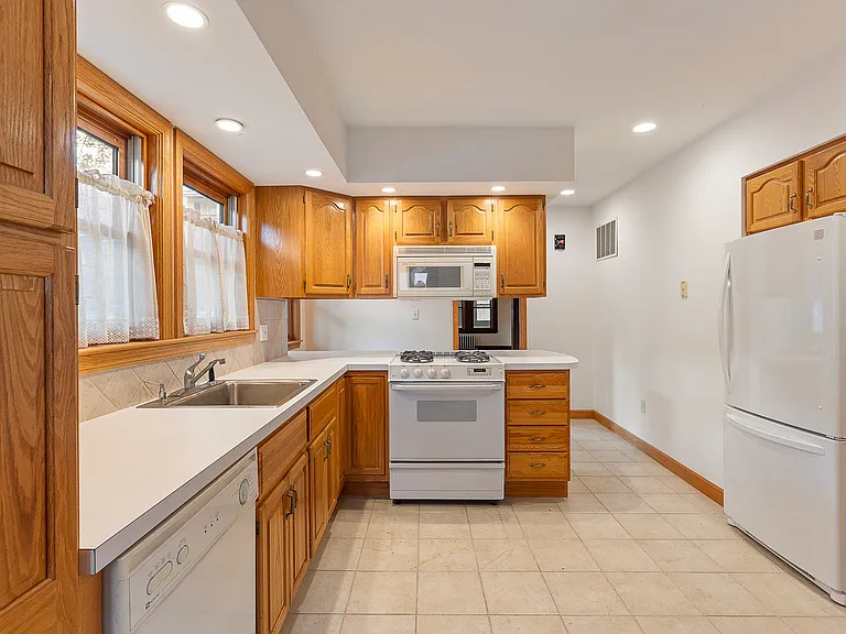 29-31 Chatham St #1 — Photo 15