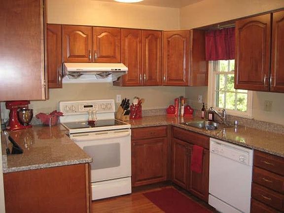 Updated eat-in kitchen