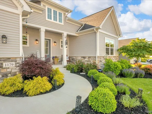 1179 Timberleaf Dr, Brighton, MI 48114