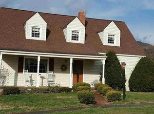 417 Hopkins St, Narrows, VA 24124