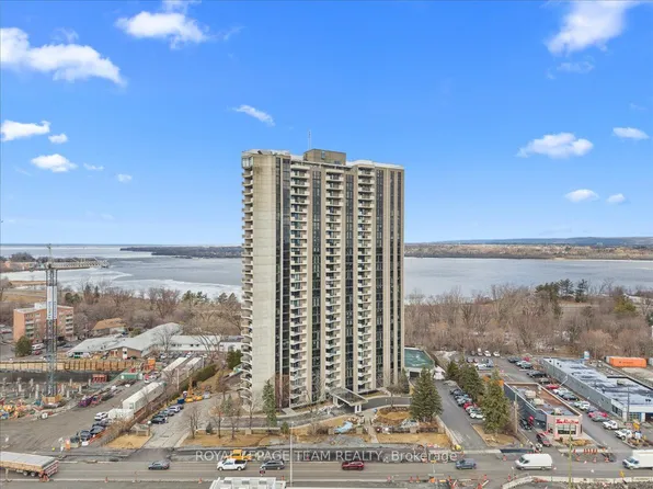 1025 Richmond Rd #204, Ottawa, ON K2B 8G8