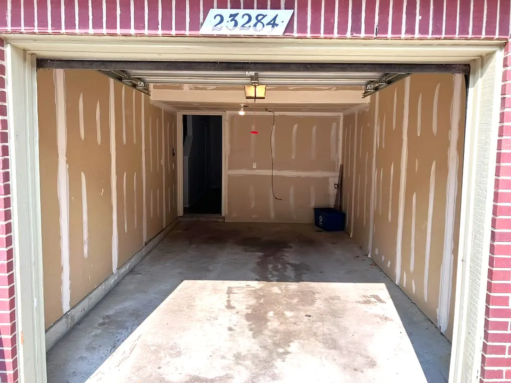2 bed, 1046 sqft, $1,650 — Photo 3