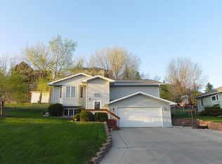 1608 Terrace Dr, Minot, ND 58703