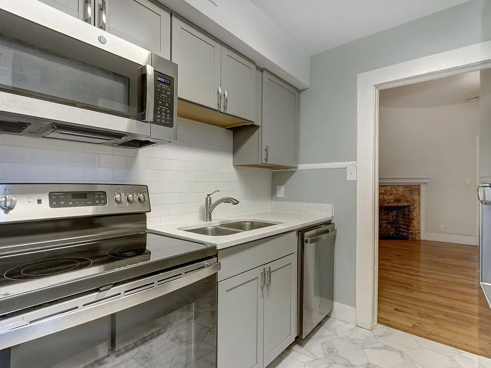 Gut renovated one-bedroom apartment close to historic district