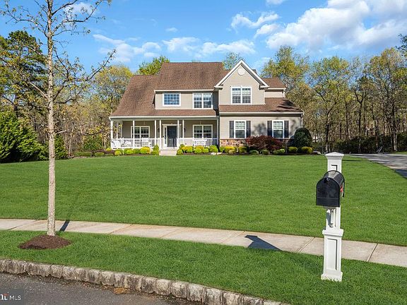 3rd image of 20 Danielle Ct