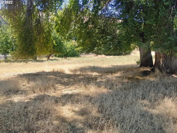 Irvine St, The Dalles, OR 97058