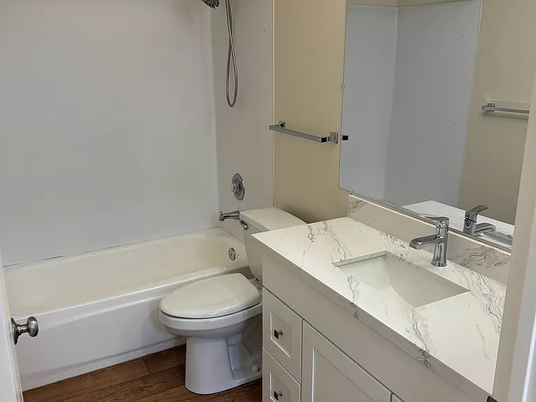 Lee Plaza — Photo 14