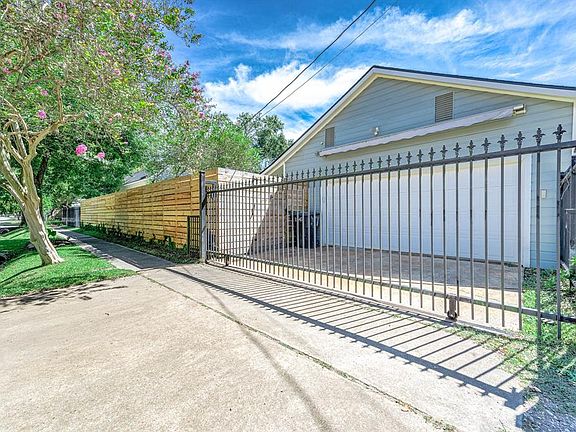 The automatic gate allows for privacy parking and easy access to the garage.