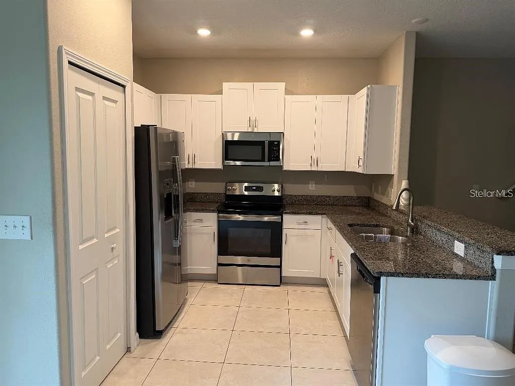 3 bed, 2.5 bath, 1666 sqft, $1,950 — Photo 3