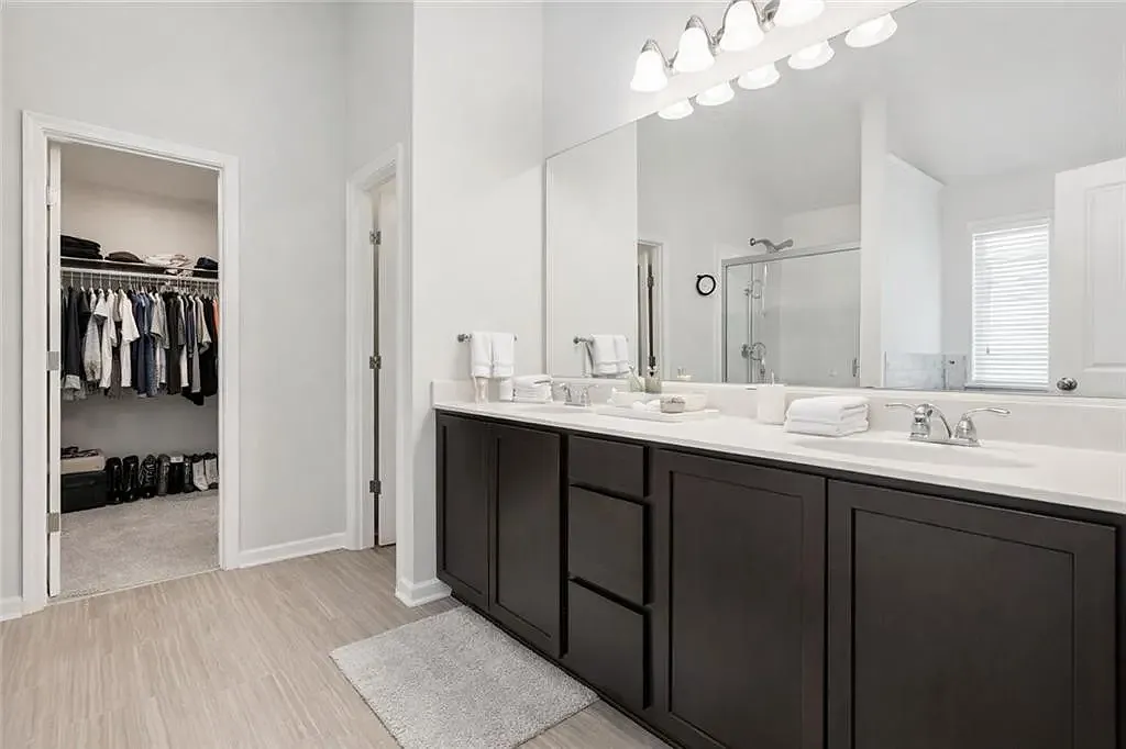 4 bed, 2570 sqft, $2,500 — Photo 1