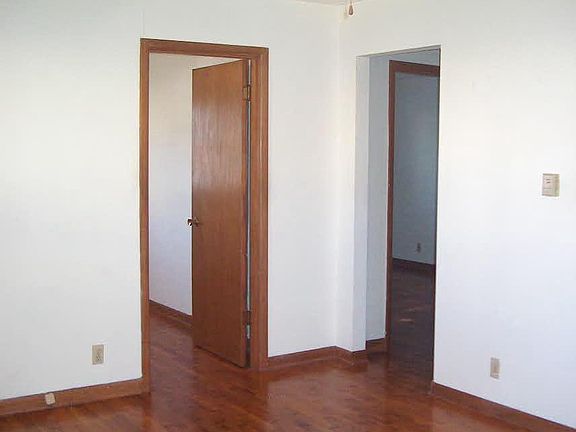 Living Room with Hardwoo Floors and Ceiling Fan