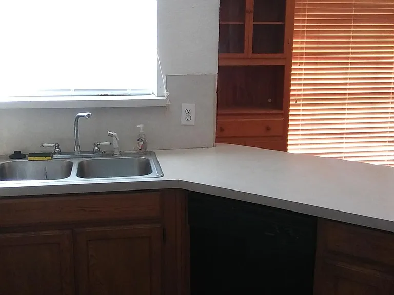 514 Oakcrest St — Photo 4