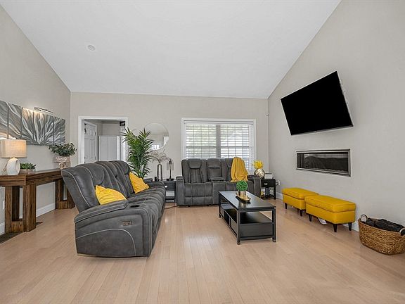 5th image of 12 Dunstable Cir #12