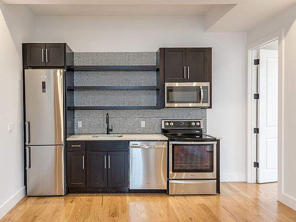 4th image of 196 Montrose Ave APT 2L