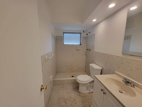 5th image of 1939 Jefferson Street #104