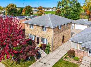 520 Orchardview Ave, Seven Hills, OH 44113