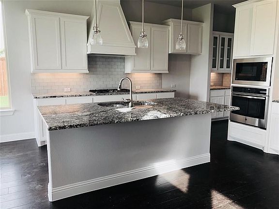 3rd image of 3009 Maplewood Dr