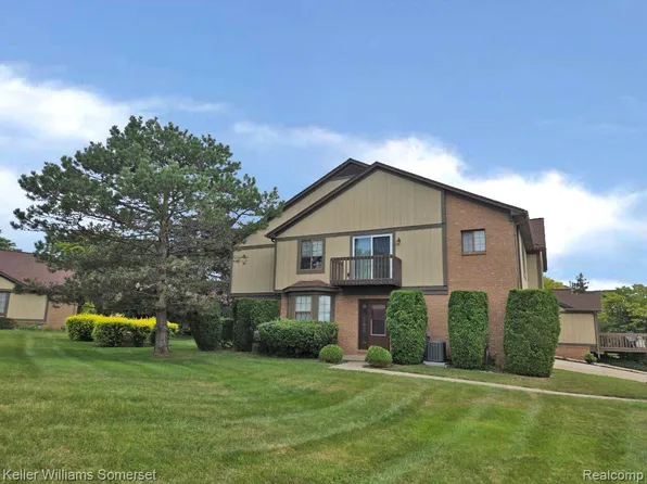 71 Meadow Wood Dr #22, Rochester Hills, MI 48307
