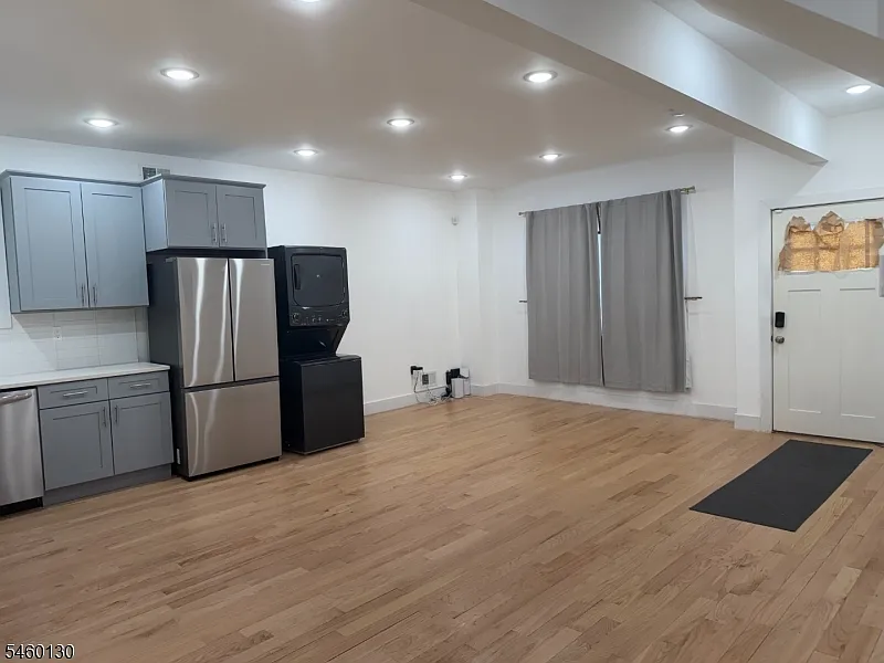 2 bed, 1.0 bath, 1000 sqft, $2,350 — Photo 2
