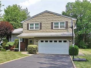 16 Falcon Dr, Edison, NJ 08820