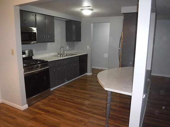 Kitchen - Laminate floor and stainless appliances