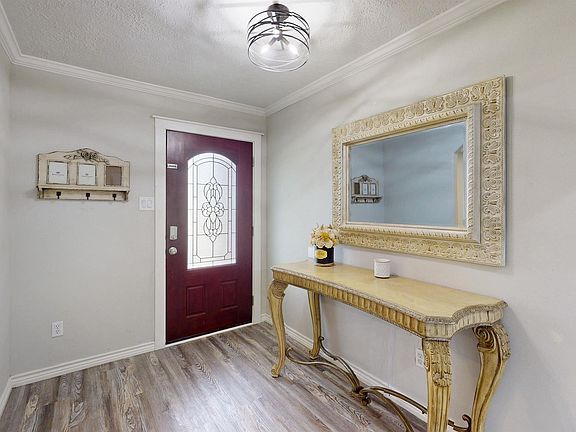 2nd image of 1817 Laura Ln