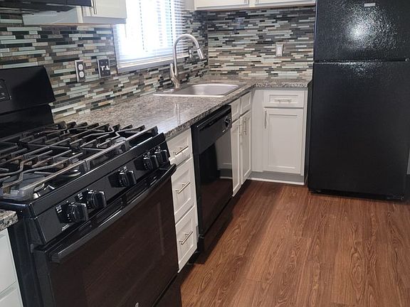 3rd image of 325 E 6th St APT 2