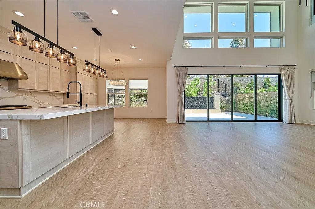 6 bed, 3892 sqft, $11,000 — Photo 1