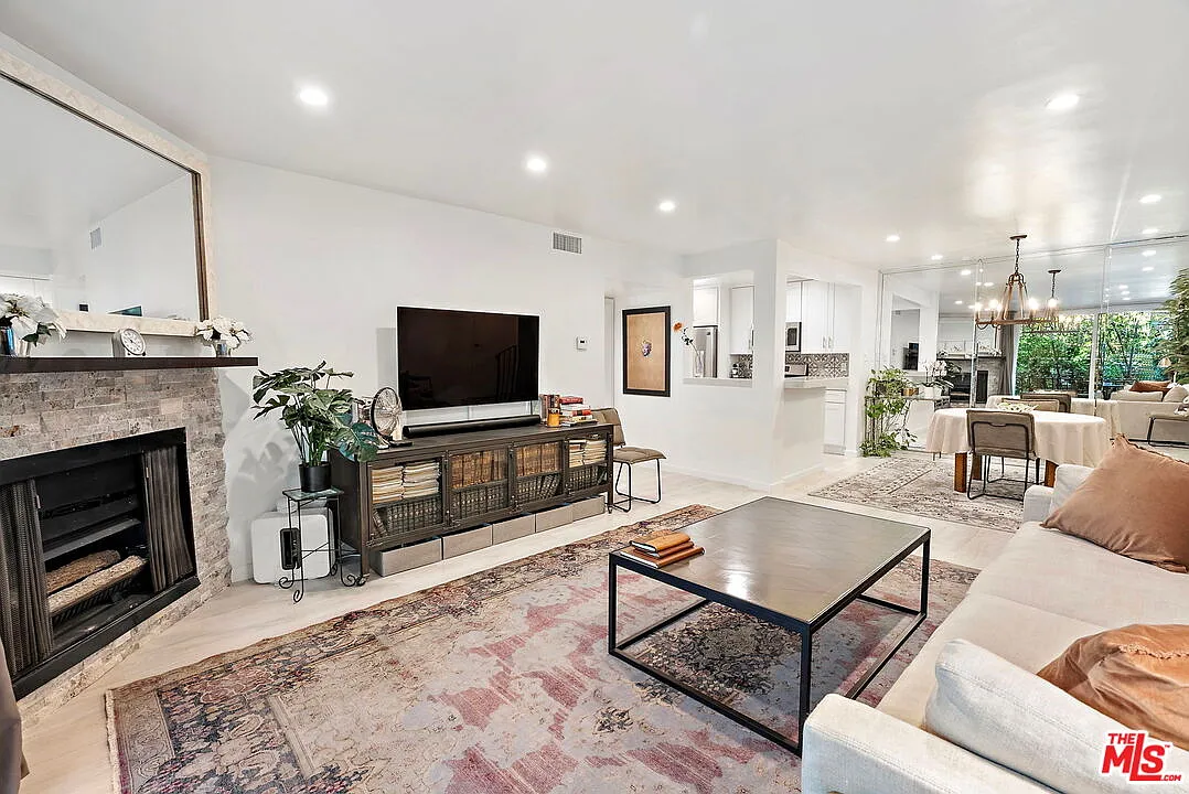 Building Photo - 838 S Barrington Ave #203