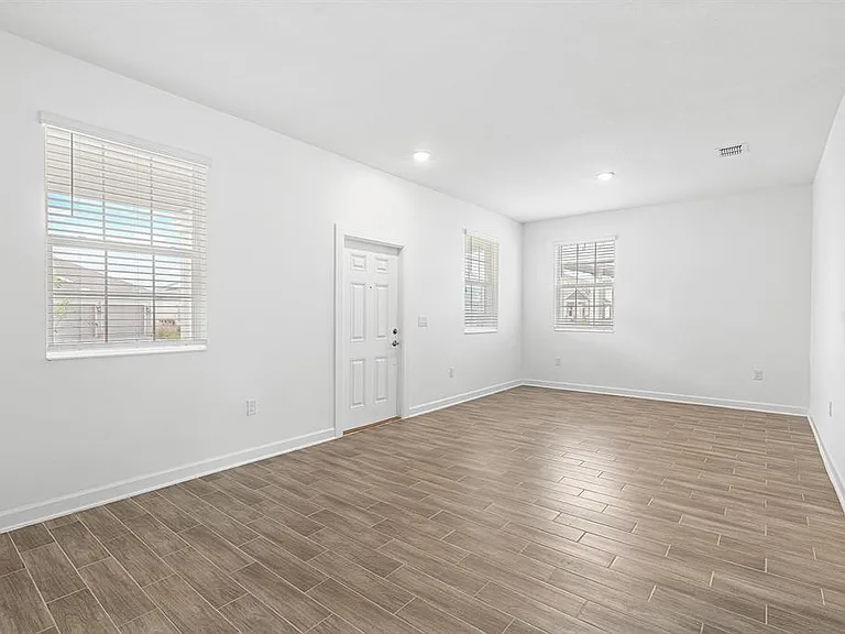 3053 Ella Way — Photo 4