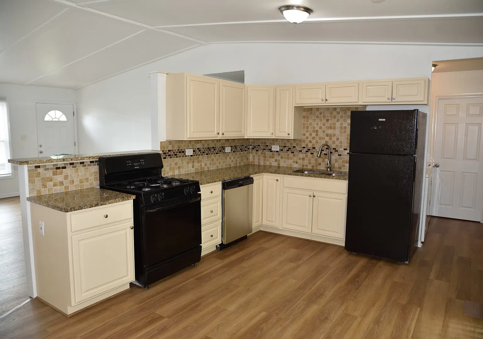 3 bed, 1.5 bath, 1092 sqft, $2,500 — Photo 4