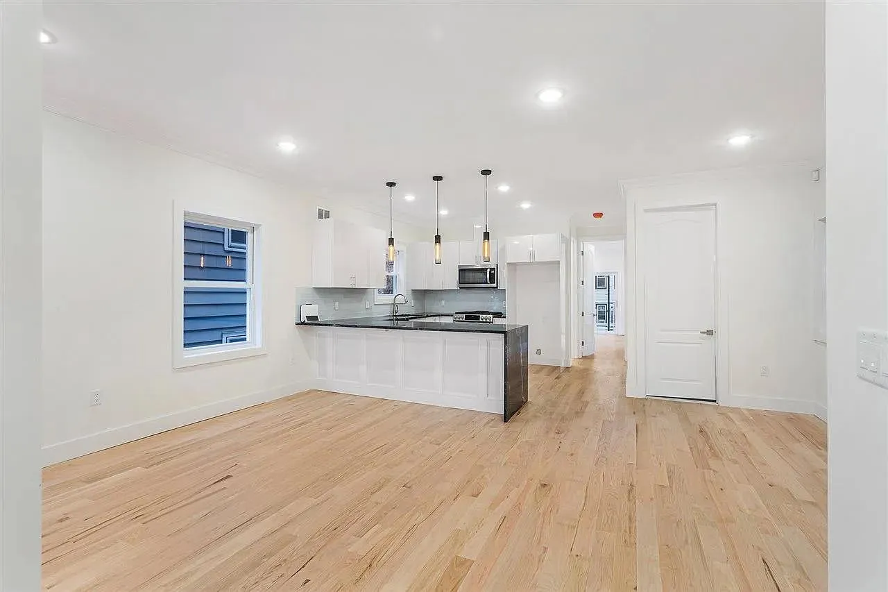 3 bed, 2.0 bath, 1100 sqft, $3,200 — Photo 3