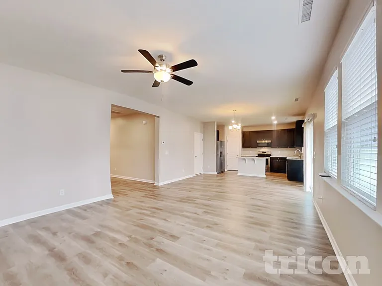 923 Avondale Dr — Photo 2