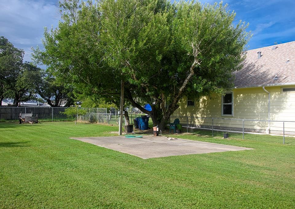 1st image of 109 Live Oak St