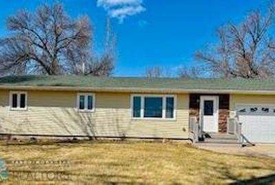 318 1st Ave SW, Hillsboro, ND, 58045