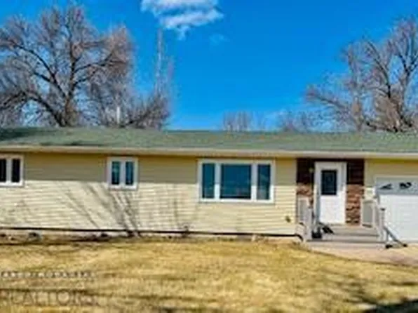 318 1st Ave SW, Hillsboro, ND 58045