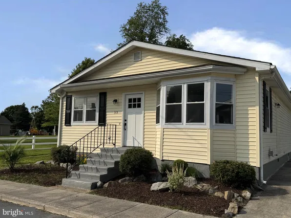 313 W 3rd St, Wyoming, DE 19934