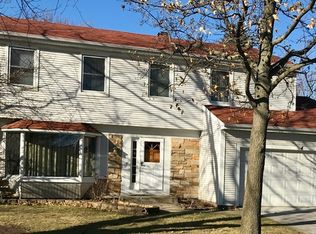 4 Mayflower Rd, Vernon Hills, IL 60061