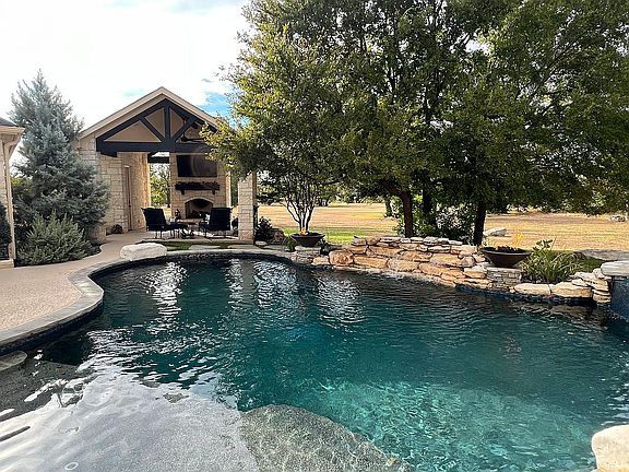 4th image of 412 Crosstrail Dr