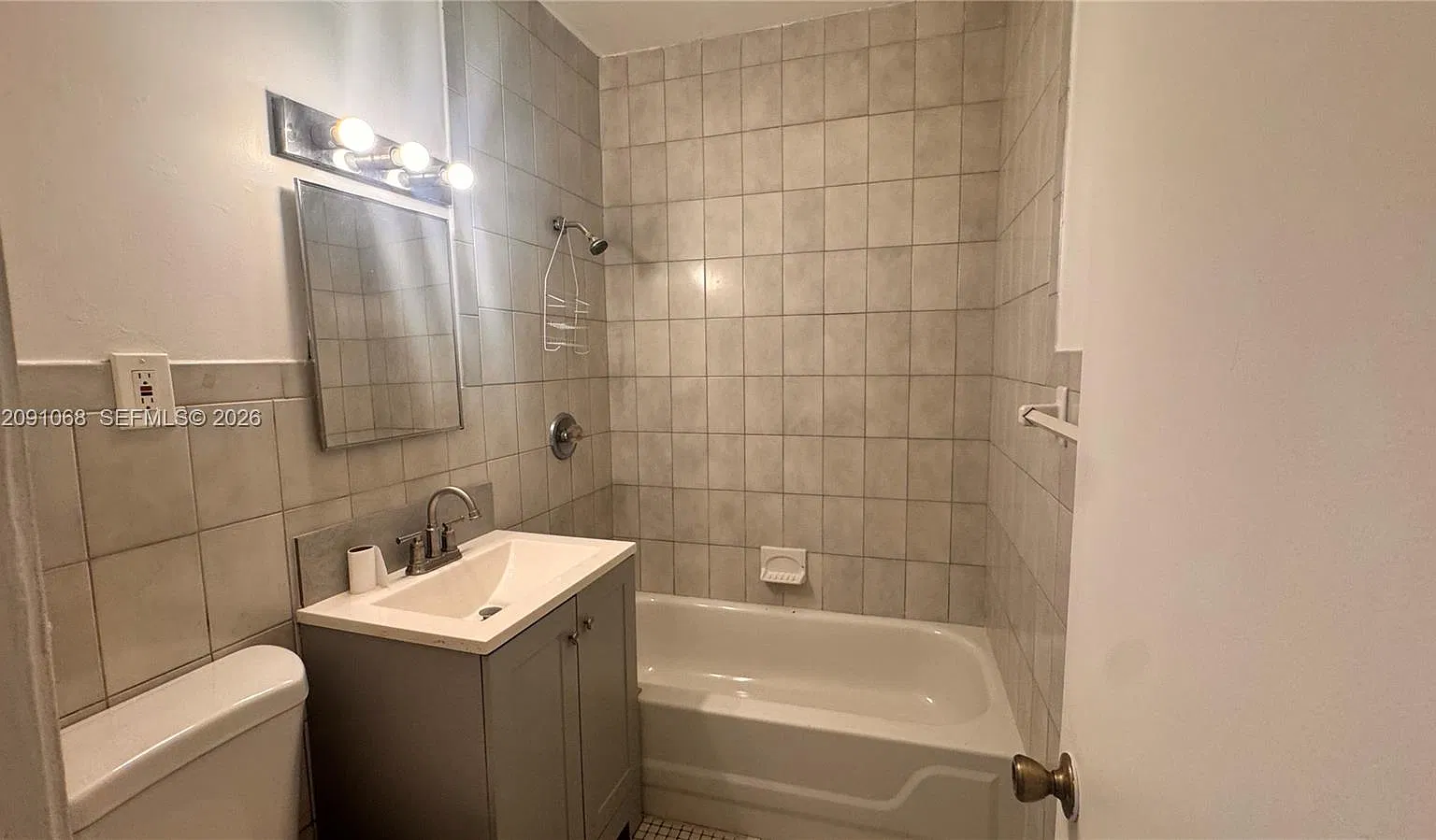 Hollywood Estates — Photo 3
