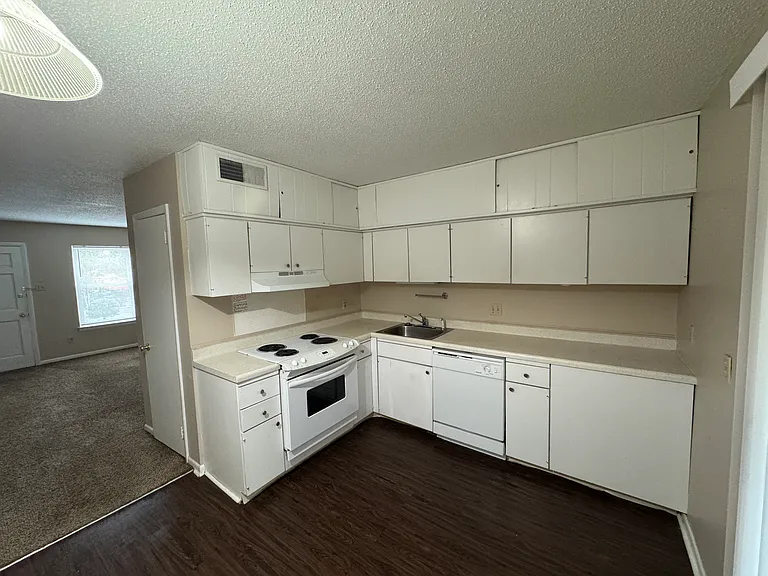 6321 Kavanaugh Blvd #4 — Photo 4