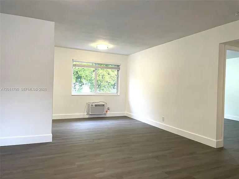 601 S 19th Ave #7 — Photo 4