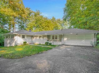 1 De Bisschop Ln, Waterbury, CT 06706