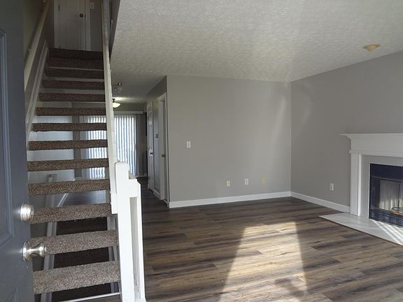 3rd image of 956 Charleston Way Dr