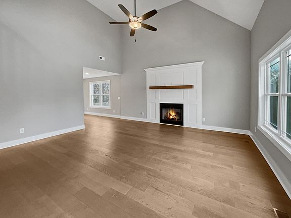 4th image of 105 Canyon Dr